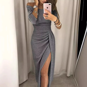 Elegante abito da sera grigio scuro glitterato, scollo a barca, pieghe in vita e spacco alto