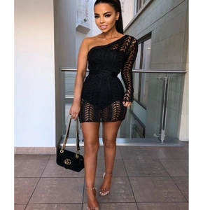 Robe mini sexy moulante en dentelle au crochet à une épaule et manche longue pour soirée