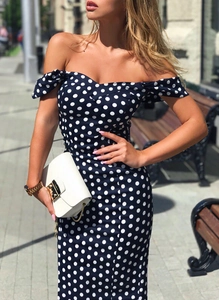 Détail de la robe à pois à épaules dénudées avec manches plissées et coupe ajustée