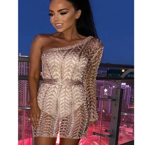 Robe de soirée moulante à paillettes or rose, épaule dénudée et motif en maille texturée