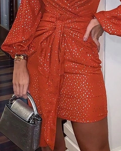 Détail de la robe portefeuille orange à col en V avec paillettes et manches lanternes