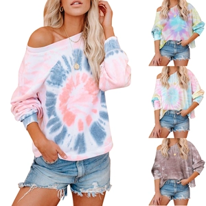 Vue détaillée de hauts à manches longues tie-dye colorés avec épaules dénudées tendance