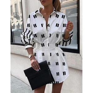 Robe chemise blanche à manches longues avec imprimé géométrique noir et taille ajustée