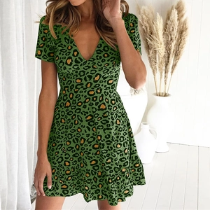 Mini robe d'été verte à imprimé léopard avec col en V et ourlet à volants pour femme