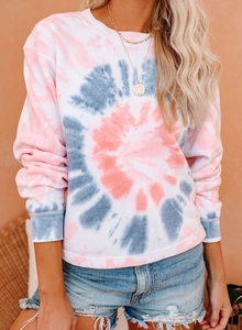 Détail du motif tie-dye rose et bleu sur sweat-shirt en coton doux avec poignets côtelés