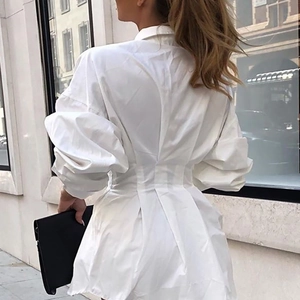 Robe chemise blanche à manches longues avec taille plissée et col à revers pour femme