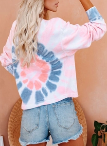 Vue arrière du sweat-shirt tie-dye ample rose et bleu avec un short en jean décontracté