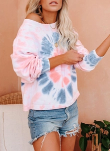 Gros plan du sweat à manches longues tie-dye avec motifs tourbillons rose et bleu et épaules tombantes