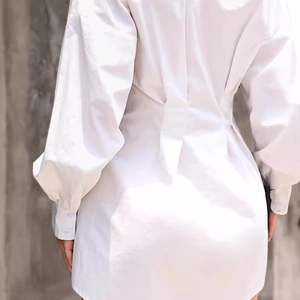 Robe chemise blanche élégante à manches lanternes avec taille plissée et col à revers