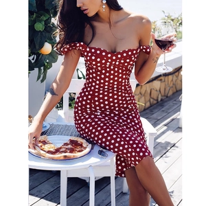 Robe mi-longue moulante rétro rouge à pois avec épaules dénudées pour l'été