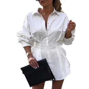 Robe chemise blanche à manches longues avec col à revers et taille froncée ajustée