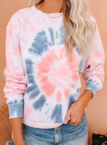 Gros plan sur le motif tie-dye rose et bleu d'un sweat à manches longues en coton doux