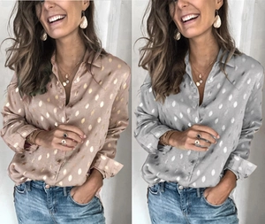 Détail des pois métalliques et texture sur la chemise à manches longues pour femmes
