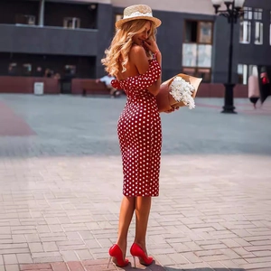 Robe rouge moulante à pois avec épaules dénudées et fente sexy pour un look d'été