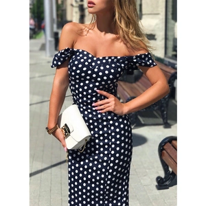 Robe moulante bleu marine à pois épaules dénudées avec fente latérale élégante