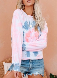 Gros plan sur le motif tie-dye rose et bleu d'un sweat-shirt à manches longues en coton doux