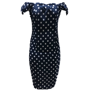 Robe moulante mi-longue à pois bleu marine à épaules dénudées avec manches bouffantes