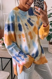 Détail d'un sweat tie-dye avec poignets côtelés et fente latérale sur l'ourlet du bas