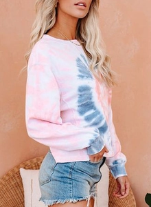 Détail du sweat-shirt tie-dye rose et bleu à manches longues avec une coupe ample et douce