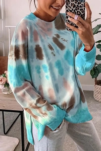 Détail du pull tie-dye à manches longues avec fentes latérales et poignets côtelés