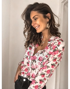 Détail de l'imprimé floral sur chemise blanche à manches longues et roses roses