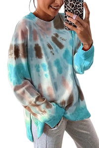 Détail de la fente latérale sur un sweat-shirt tie-dye ample aux tons bleus et beiges