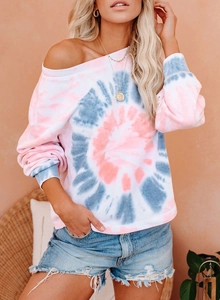 Détail du motif tie-dye rose et bleu sur un sweat-shirt à manches longues ample