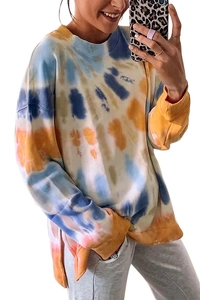Détail d'un sweat tie-dye ample avec motifs bleu et jaune et poignets côtelés
