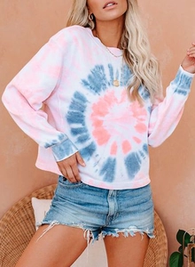 Détail d'un sweat-shirt tie-dye rose et bleu avec poignets côtelés et col rond