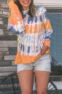 Vue détaillée du haut à manches longues tie-dye avec fentes latérales et tissu en maille