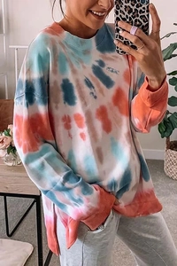 Détail des motifs tie-dye colorés sur sweat à manches longues avec poignets côtelés