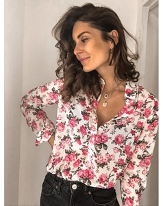 Détail d'une chemise à manches longues pour femmes avec motif floral et boutons blancs