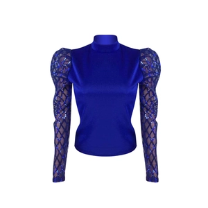 Dettaglio maniche a lanterna in mesh blu reale con paillettes a rombi scintillanti