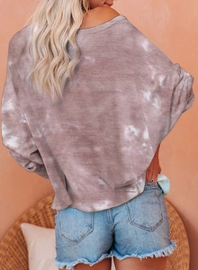 Détail d'un sweat-shirt tie-dye à épaules dénudées avec manches longues et coupe ample