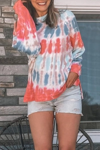 Détail d'un pull surdimensionné tie-dye aux rayures éclatantes rouges et bleues