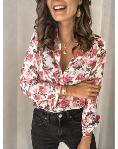 Vue détaillée du motif imprimé roses sur une chemise blanche à manches longues