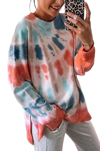 Détail d'un sweat-shirt tie-dye avec poignets côtelés et fente latérale à l'ourlet