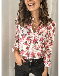 Détail du chemisier blanc à manches longues avec pois dorés et imprimé floral rose