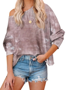 Détail du motif tie-dye avec épaule dénudée sur un t-shirt à manches longues ample