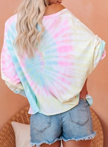 Vue de dos d'un haut à manches longues tie-dye ample pour femme en tons rose et bleu