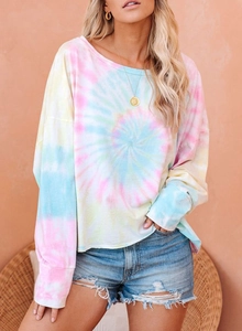 Détail du tissu tie-dye pastel sur un haut à manches longues et col rond pour femme