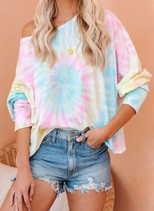 Détail du haut tie-dye ample avec motifs spirale pastel et encolure à épaules dénudées