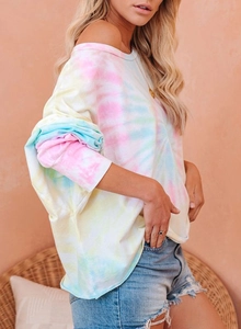 Détail d'un sweat-shirt tie-dye macaron en rose et bleu pastel avec coupe ample et fluide