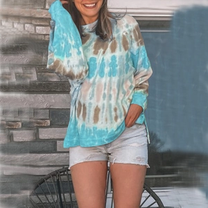 T-shirt femme à manches longues tie-dye avec fentes latérales tons bleu et café