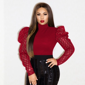Top aderente rosso scuro con maniche a sbuffo in mesh e pantaloni neri con paillettes