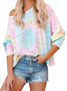 Détail de l'encolure dénudée et de l'imprimé tie-dye coloré sur le t-shirt ample pour femmes
