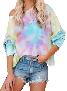 Détail du haut à manches longues tie-dye ample avec dégradé bleu et violet