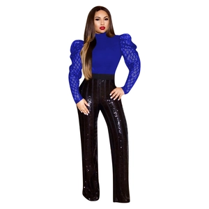 Elegante top blu reale con maniche a sbuffo in rete e pantaloni neri larghi con paillettes