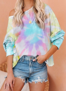 Détail d'un sweat tie-dye rose et bleu avec une coupe stylée à épaules dénudées