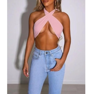 Haut court à dos nu rose croisé et jean bleu à taille haute pour un look d'été
